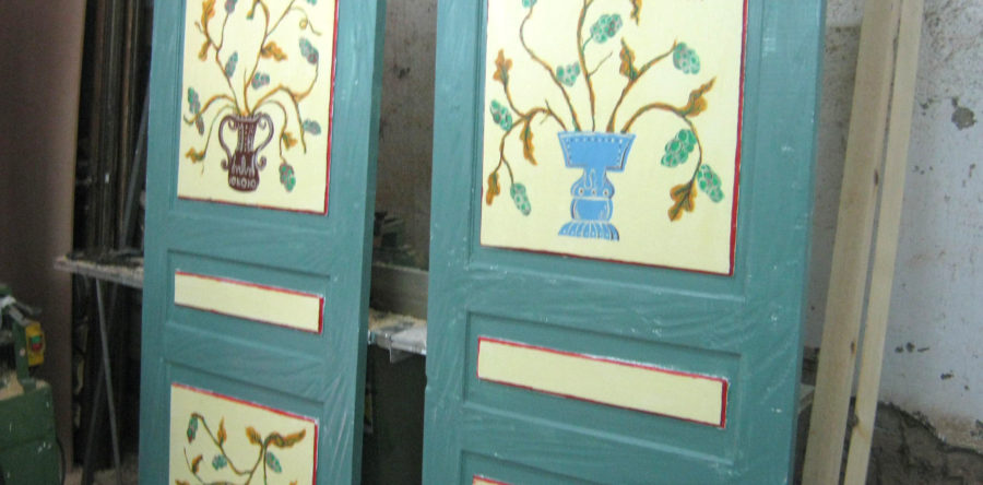 PUERTAS POLICROMADAS DE UVAS